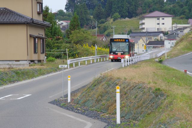 BRT車両がやってきました。ここから乗る他の乗客は無し、奇跡の一本松に向かいます。