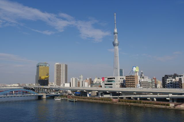 隅田川沿いのビルへ。東京スカイツリー方面の開放的な眺望。