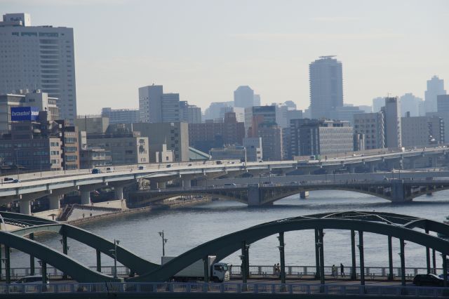 厩橋の奥の町並みと蔵前橋。