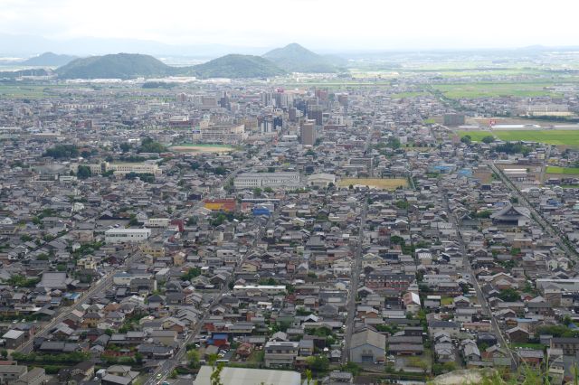 麓近くには伝統的な町並みがあります。