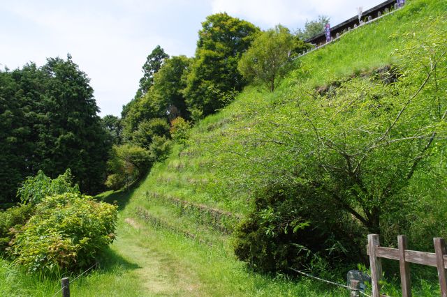 順路は左へと堀切を進み、なぜかここだけ熱風が吹き上げます。