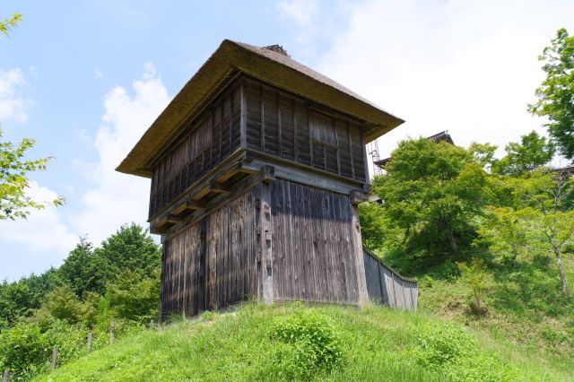 西物見台脇を進みます。