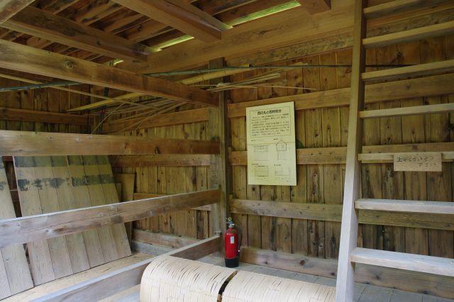 西物見台の裏側は壁が無く物置のような雰囲気。上には登れず。