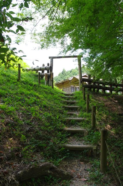 素朴な門をくぐります。