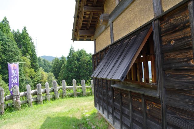 外へ。山の中の建物。