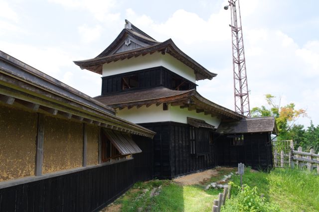 頂上の本丸に立つ高櫓、こちらは裏側。