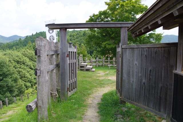 細長い長屋の塀沿いに後ろに進んでまずは腰曲輪へ。