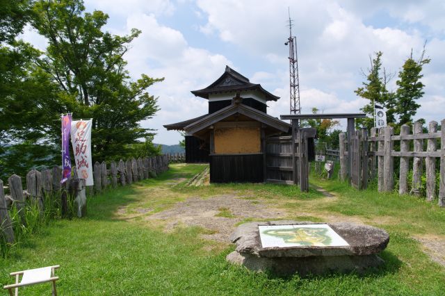 高櫓方面、細長い曲輪です。
