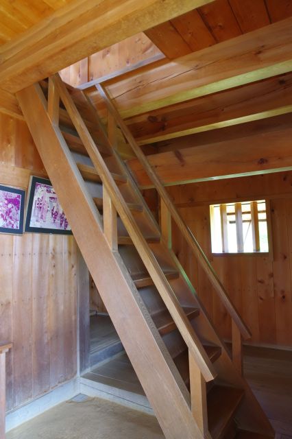 急階段を登って2階へ。