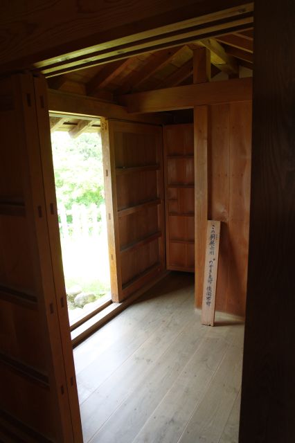 奥には展示用の厠（トイレ）も、使用不可。