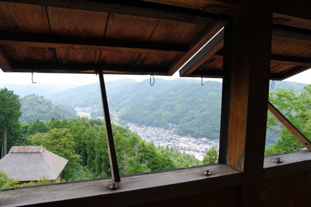 東側は足助の中心部の町並みが見えます。