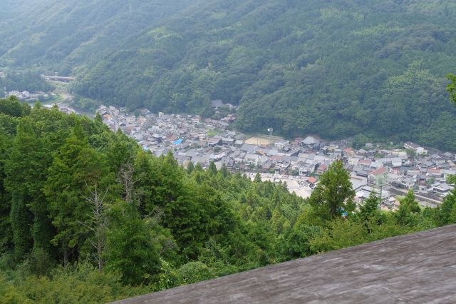 足助の町並み、谷にひしめく建物群。