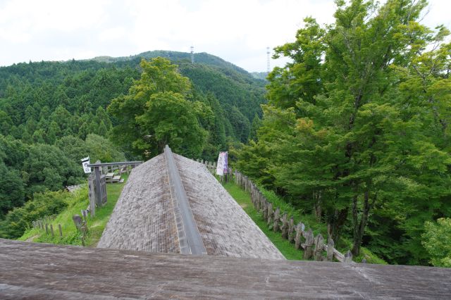 南側は長屋と山並み。