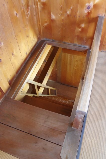 急階段を下ります。