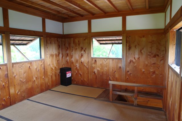 階段側。床は畳敷きです。