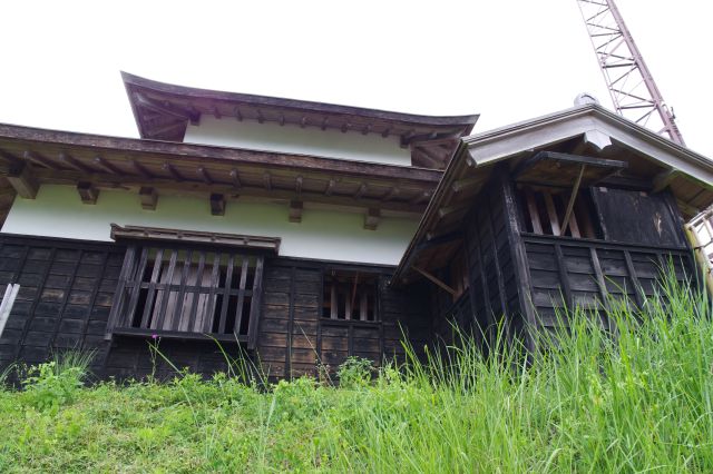 高櫓の裏側を見上げる。