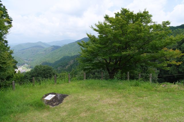 木々の切れ間に少し風景が見えます。