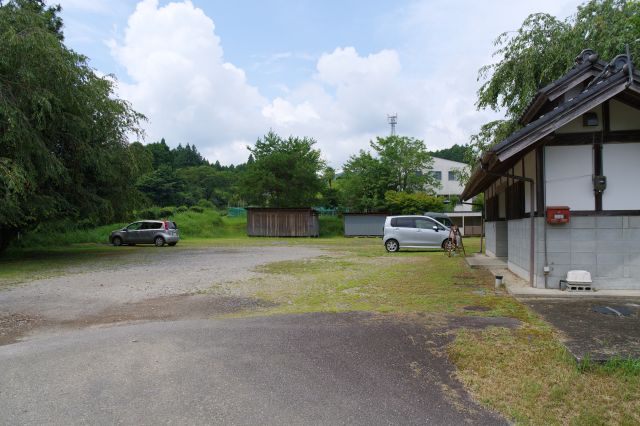 駐車場に到着、静かで山の空気。右にはお手洗い。