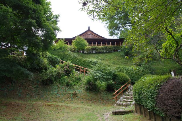 蔵屋敷から見上げる本丸の御殿。