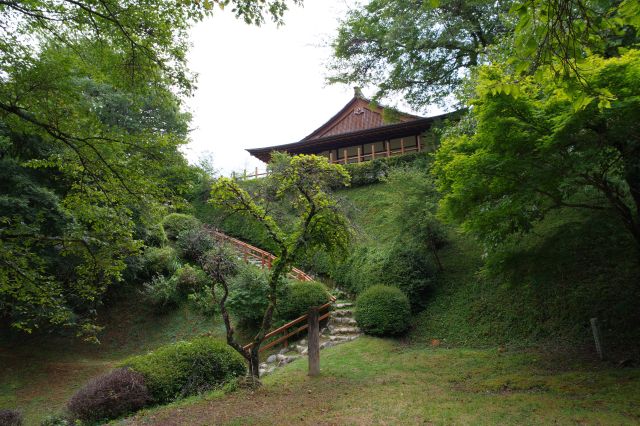 御殿を見上げる。