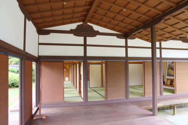 屋敷の中心へ向かいます。