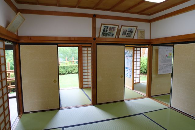 畳の和室に様々な展示。