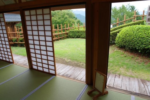 二の間から見る庭部分（南東側）。