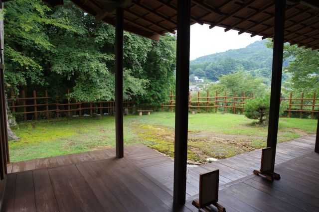 南西側へ、広い縁側と庭があります。