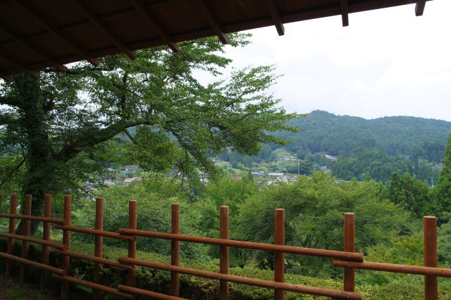 山並や里の風景が見えます。