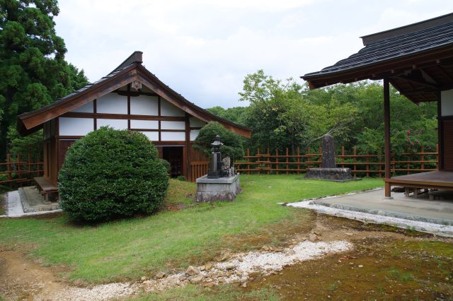 厩（うまや）があります。