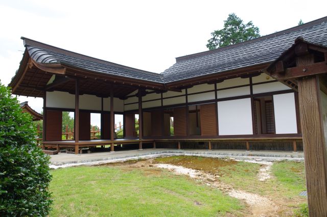 御殿を振り返る。