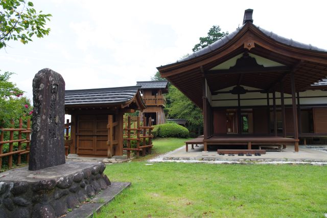 東側の端からの本丸大手門、物見櫓、悟天。