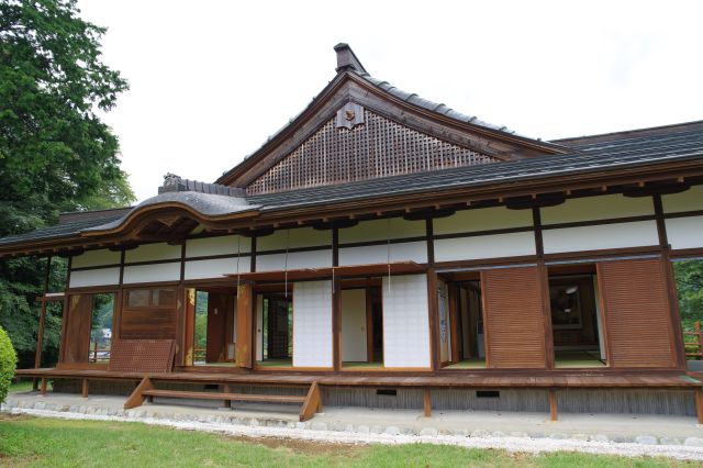 南東側から見る御殿。