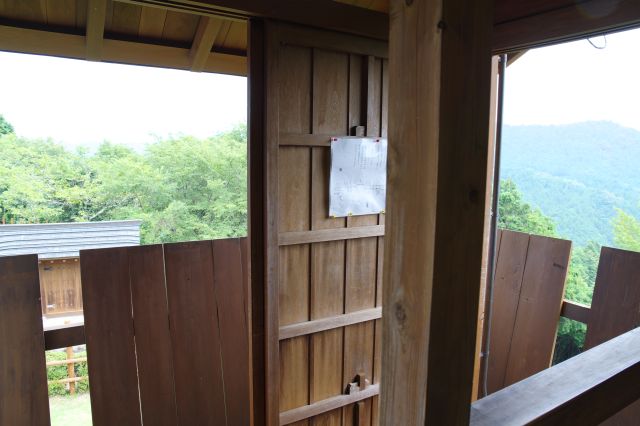 上の段に到着。たまに涼しい風が吹きます。