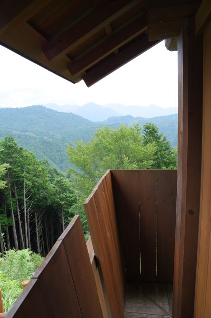 デッキ部分は床が狭く板が上に広がる構造。