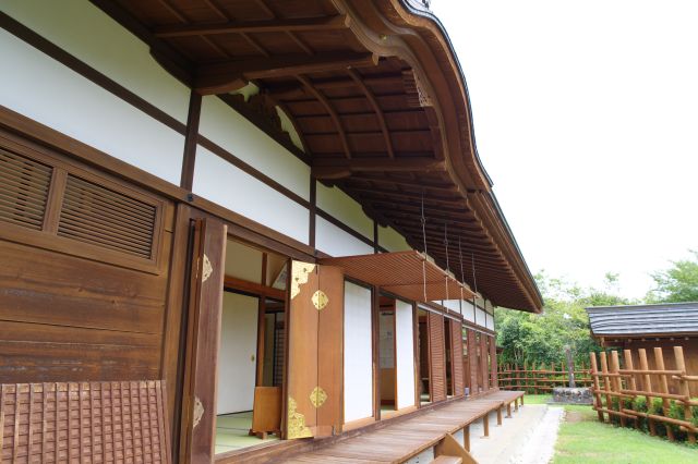 庭側から見る御殿。