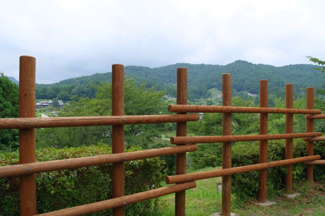 柵から眺める里山風景。