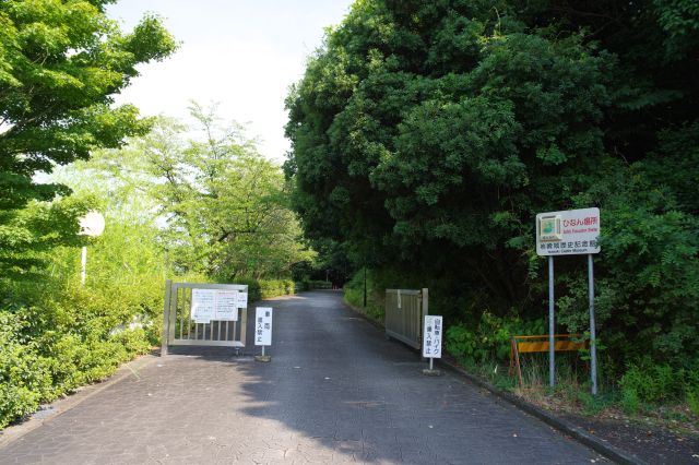 市街地にある岩崎城へ。北側の駐車場から入ります。