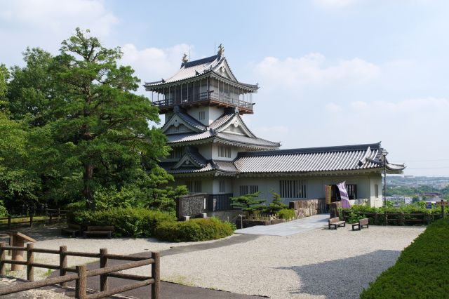 左奥に模擬天守が建ちます。