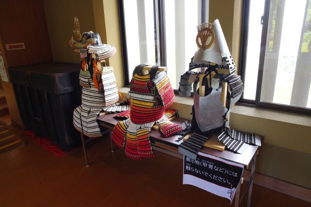 甲冑など様々な展示があります。