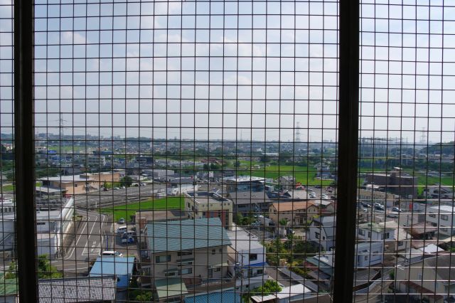 住宅街と遠くまで続く街並み。