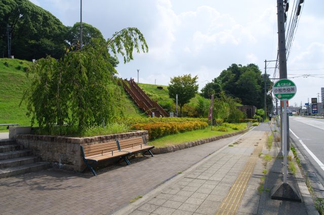 「こまくる」の小牧市役所バス停前。