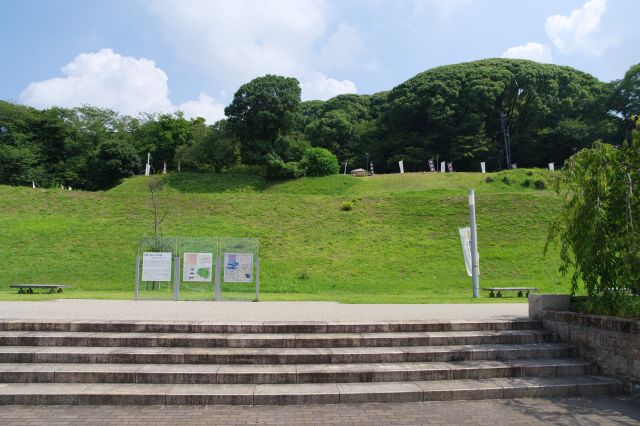北側に小牧山城のある小牧山があります。