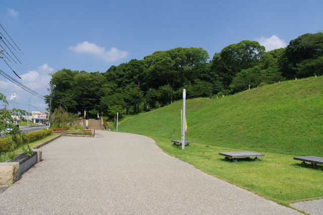 道路沿いに土塁があります。