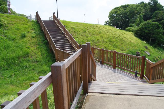 土塁の間の堀で一旦少し下がる構造。