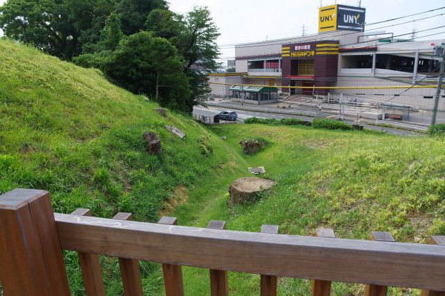 右側、堀が道路側へ続きます。