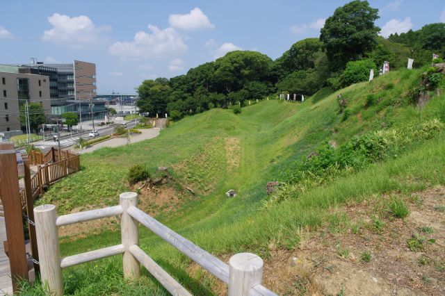 階段上へ、土塁の間の堀を越えてきました。