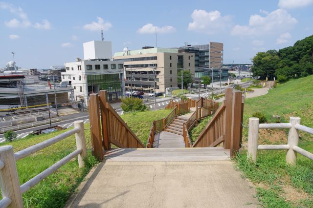 上って来た階段。奥には市役所。