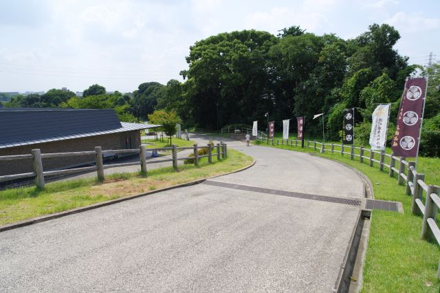 右側に下ります。