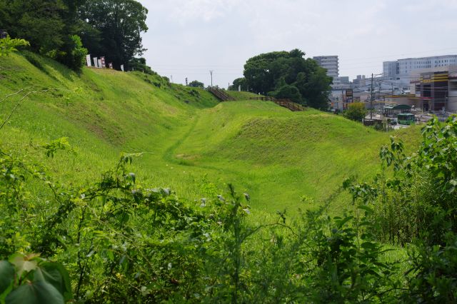 大手道の階段途中、横から土塁と堀を見られます。